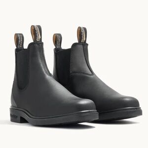 BLUNDSTONE Chelsea boot in Black, Men’s size 9. In excellent condition!